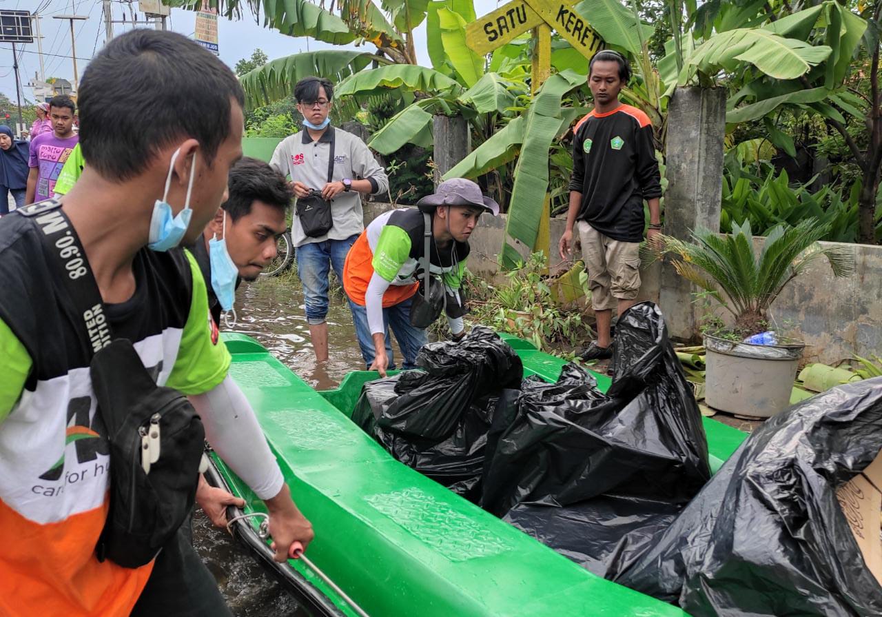 PEDULI BENCANA, ACT-MRI KEMBALI DISTRIBUSIKAN BANTUAN UNTUK PENYINTAS BANJIR PASURUAN