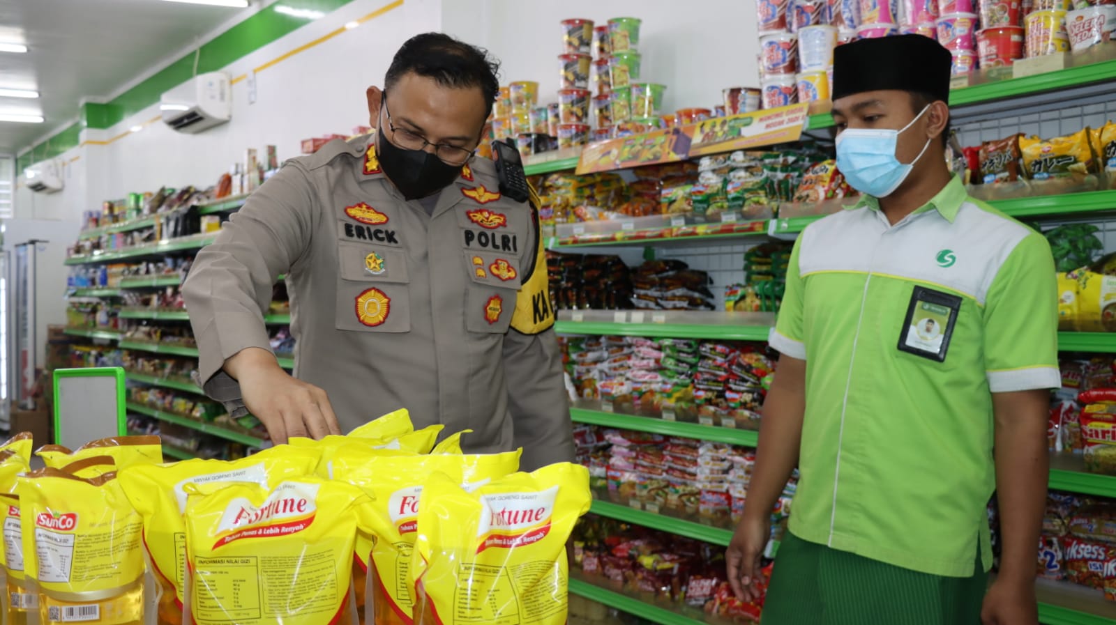 Menjaga Stabilitas Stock Minyak Goreng di Pasaran Menjelang Ramadhan, Kapolres Pasuruan memantau ketersediaan Minyak Goreng di Toko Swalayan