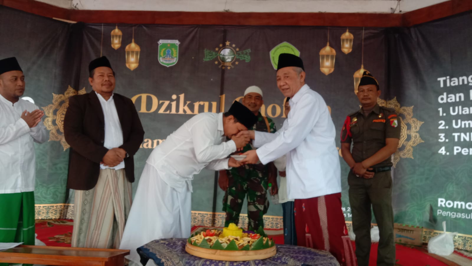 Ribuan Warga Bersama Ulama', Umaro, Ngaji Bareng Dzikrul Ghofilin Nylameti Desa Martopuro " Slamet Rakyate, Slamet Pemimpine, Slamet Dunyane.