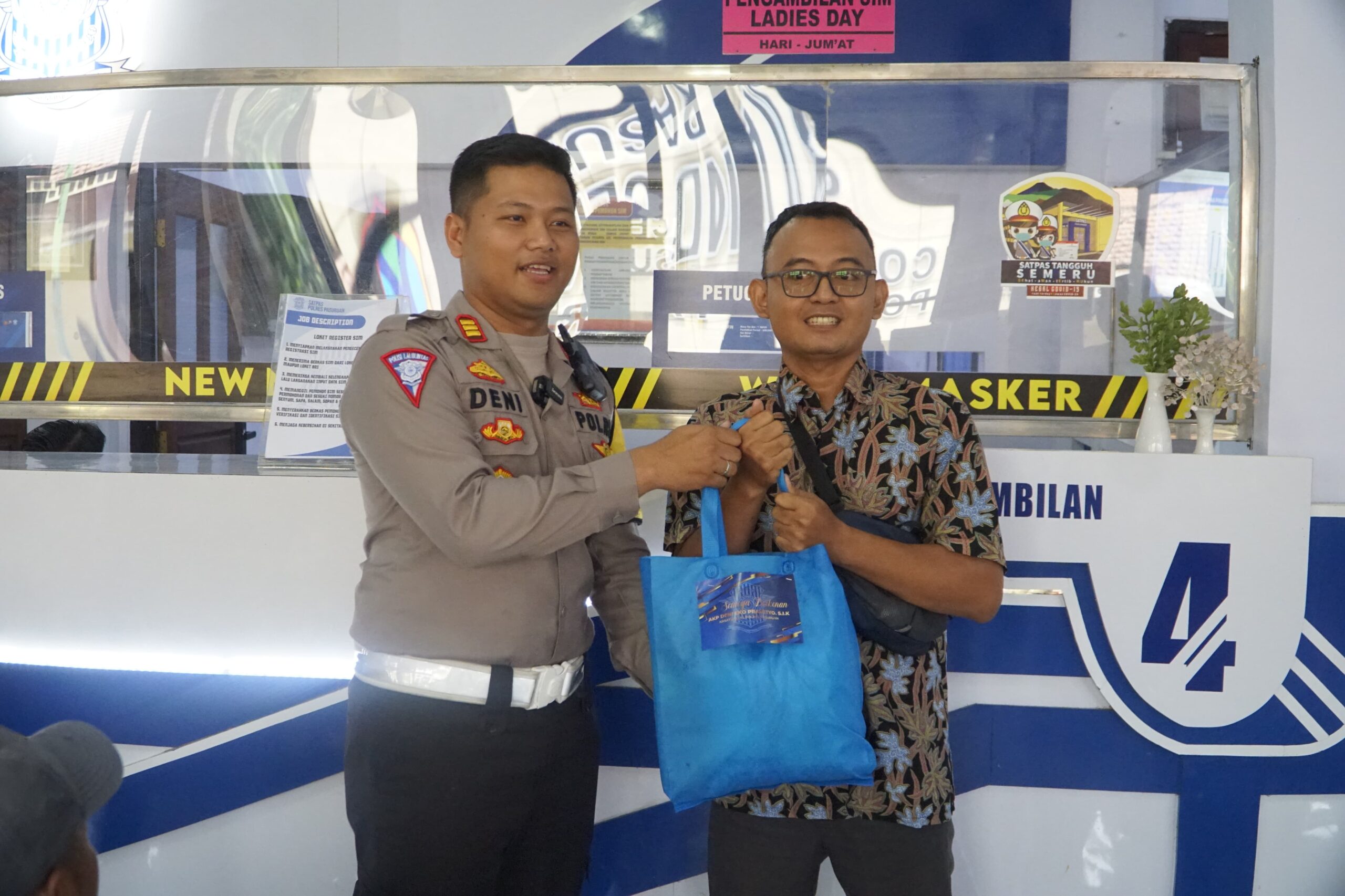 KASAT LANTAS POLRES PASURUAN BAGI HADIAH DI HARI PAHLAWAN